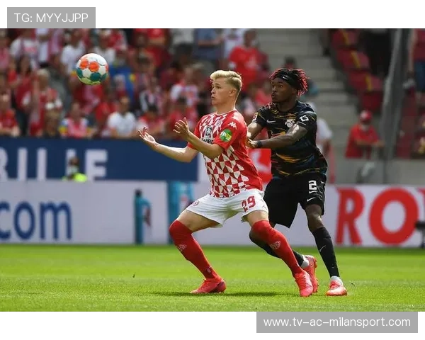 德甲球队在战术会议中强调边中结合打法